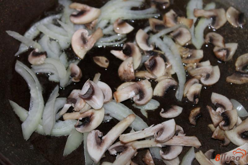 Фото приготовление рецепта: Картофельные ньокки с грибами и луком шаг №9
