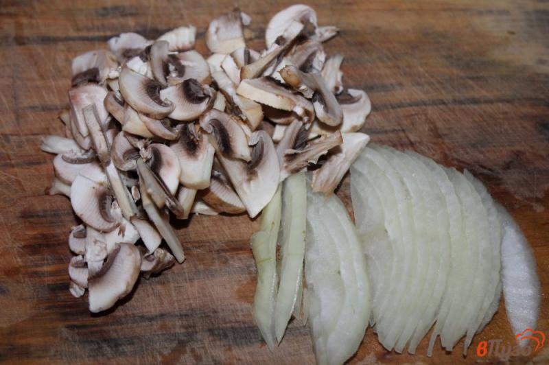 Фото приготовление рецепта: Картофельные ньокки с грибами и луком шаг №8