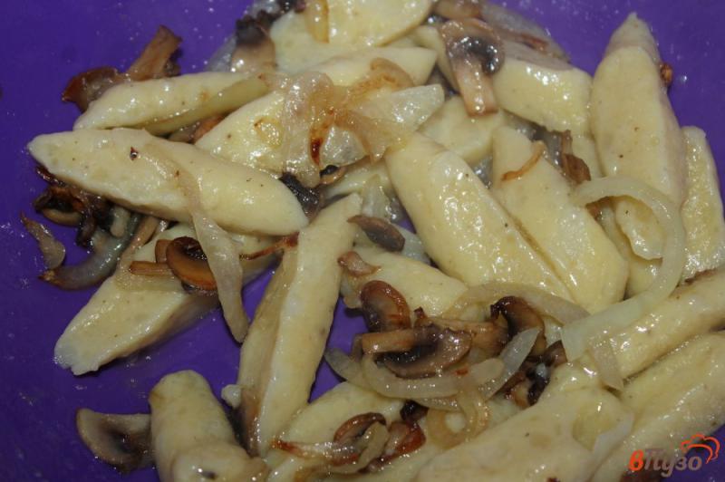 Фото приготовление рецепта: Картофельные ньокки с грибами и луком шаг №10