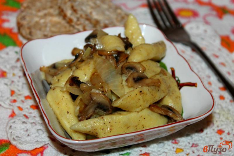 Фото приготовление рецепта: Картофельные ньокки с грибами и луком шаг №11
