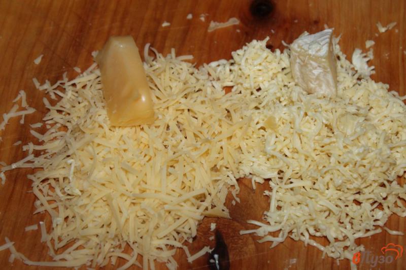 Фото приготовление рецепта: Тонкие хачапури на сковороде с твердым сыром шаг №4
