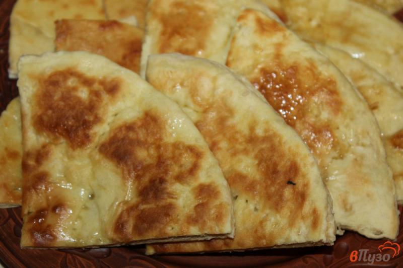 Фото приготовление рецепта: Тонкие хачапури на сковороде с твердым сыром шаг №8