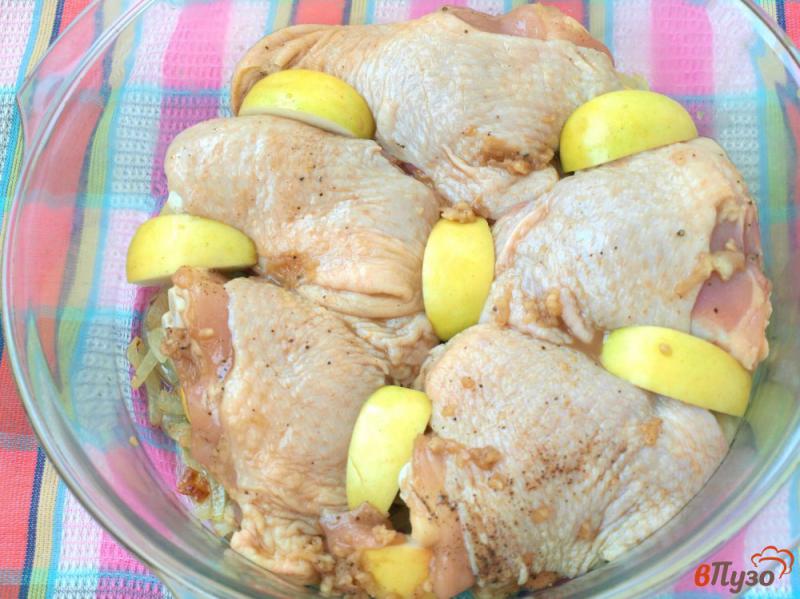 Фото приготовление рецепта: Куриные бёдрышки запечённые с яблоками шаг №4
