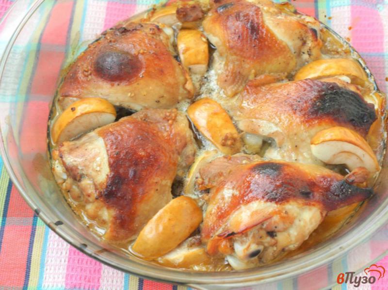 Фото приготовление рецепта: Куриные бёдрышки запечённые с яблоками шаг №5