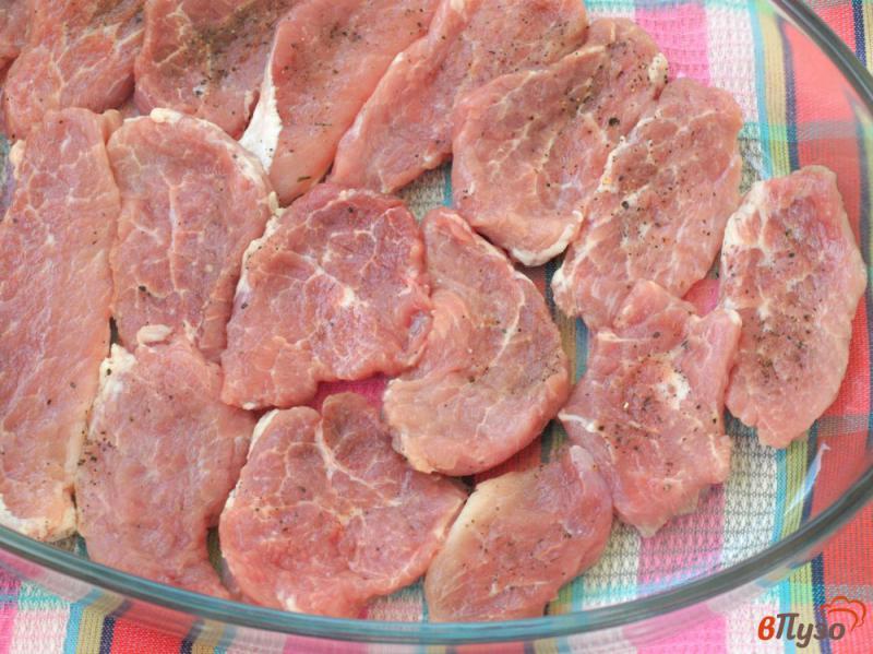 Фото приготовление рецепта: Свинина запечённая с шампиньонами в духовке шаг №3