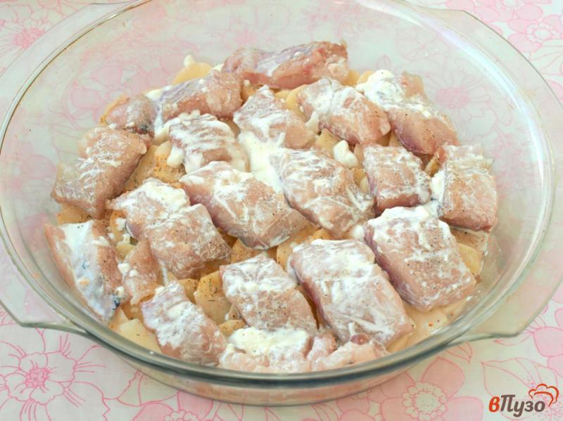 Фото приготовление рецепта: Толстолобик с картофелем в духовке шаг №4