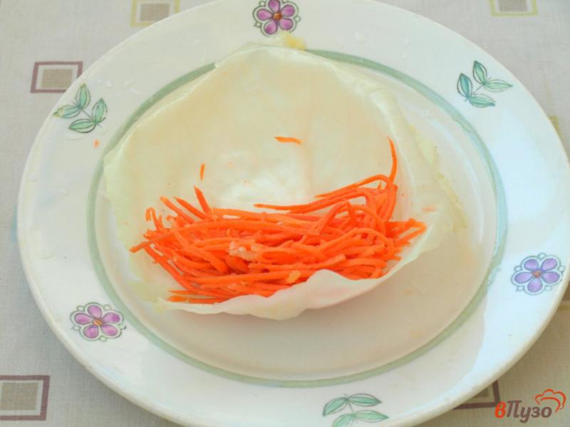 Фото приготовление рецепта: Квашеные капустные рулетики с морковью шаг №3