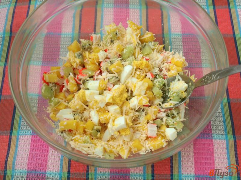 Фото приготовление рецепта: Салат с крабовыми палочками, манго и киви шаг №3