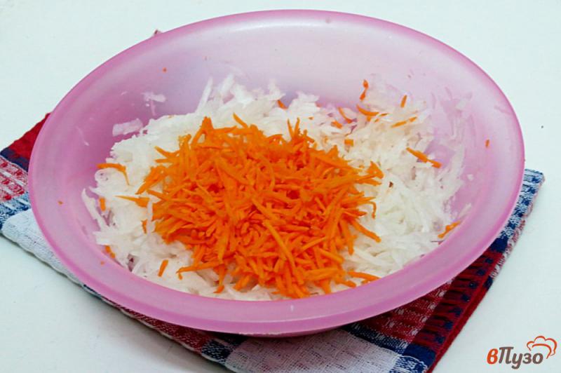 Фото приготовление рецепта: Салат из редьки и моркови шаг №3