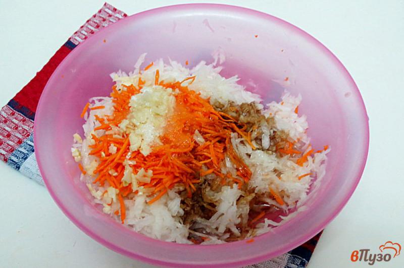 Фото приготовление рецепта: Салат из редьки и моркови шаг №6