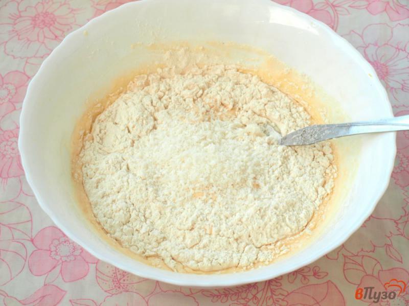 Фото приготовление рецепта: Пирог с ананасами и кокосовой стружкой шаг №4