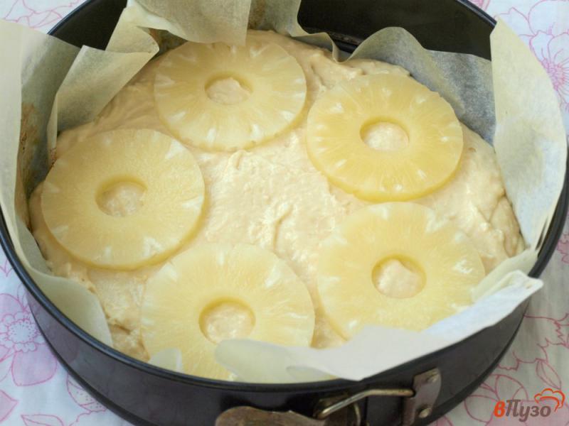 Фото приготовление рецепта: Пирог с ананасами и кокосовой стружкой шаг №5
