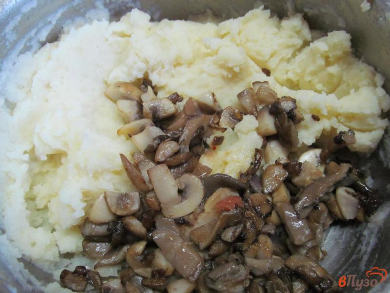 Фото приготовление рецепта: Картофельные котлеты с грибами под сыром шаг №3