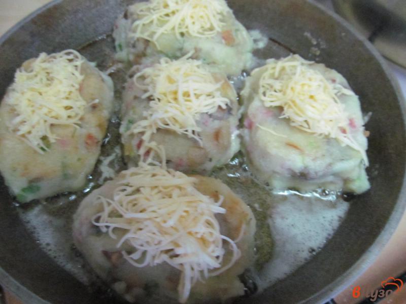 Фото приготовление рецепта: Картофельные котлеты с грибами под сыром шаг №6