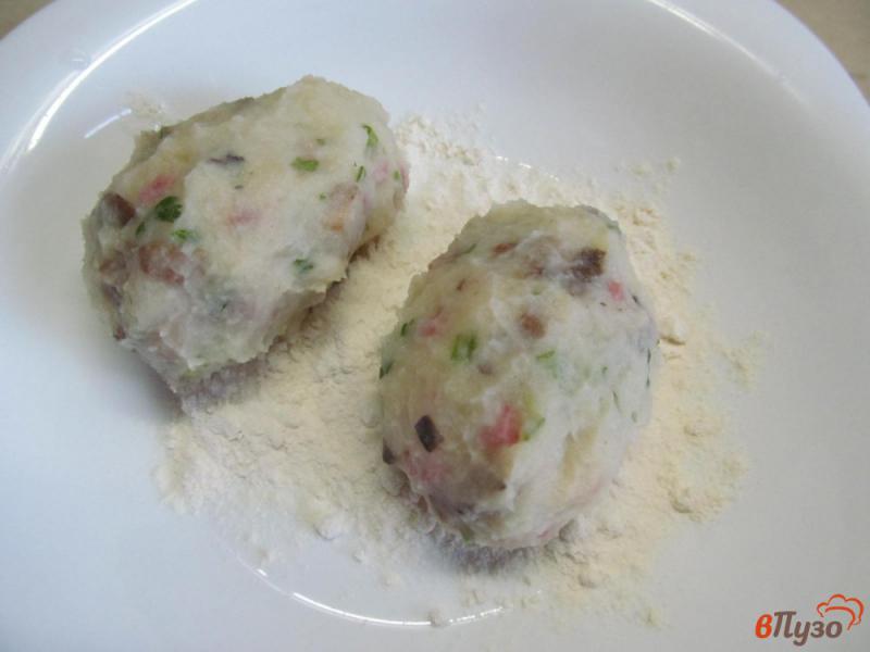 Фото приготовление рецепта: Картофельные котлеты с грибами под сыром шаг №5