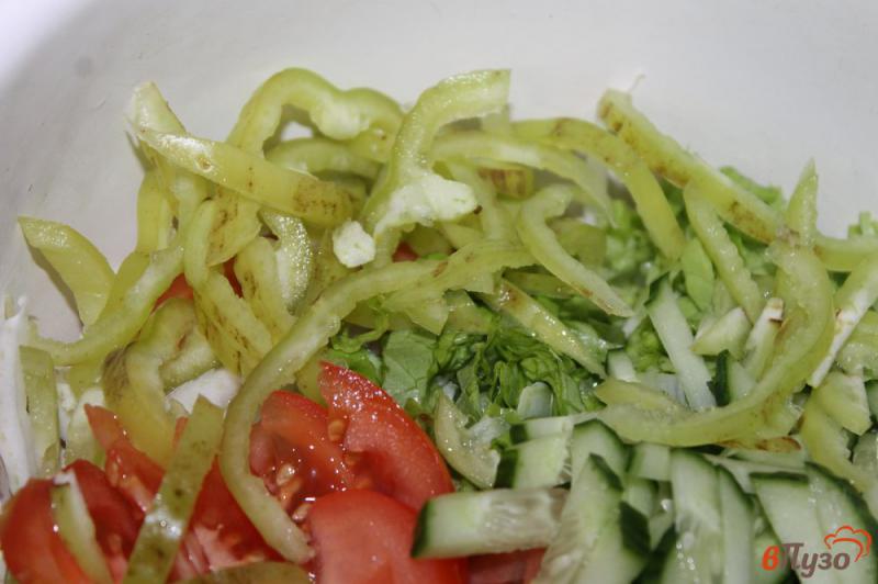 Фото приготовление рецепта: Салат из пекинской капусты с зеленью, огурцами и сырокопченой колбасой шаг №3