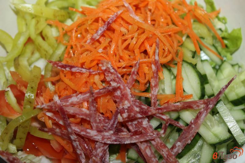 Фото приготовление рецепта: Салат из пекинской капусты с зеленью, огурцами и сырокопченой колбасой шаг №4