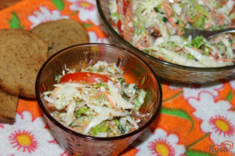 Фото приготовление рецепта: Салат из пекинской капусты с зеленью, огурцами и сырокопченой колбасой шаг №6