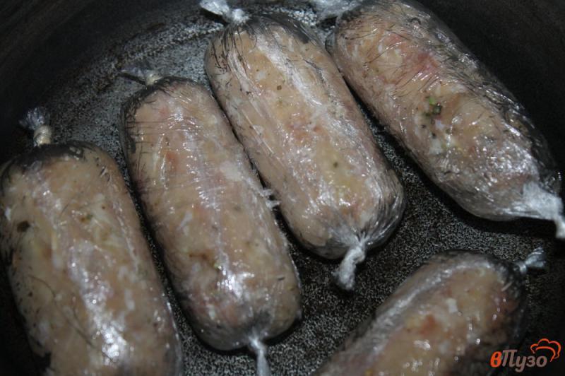 Фото приготовление рецепта: Колбаски из смешанного фарша с травами шаг №6
