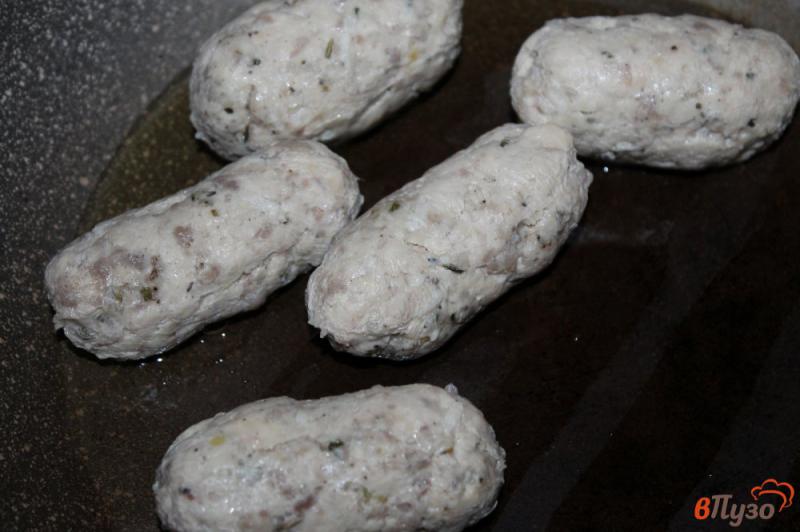 Фото приготовление рецепта: Колбаски из смешанного фарша с травами шаг №8