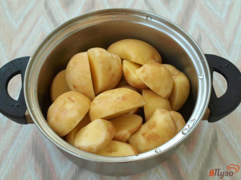 Фото приготовление рецепта: Молодой картофель тушёный со специями и сливочным маслом шаг №1