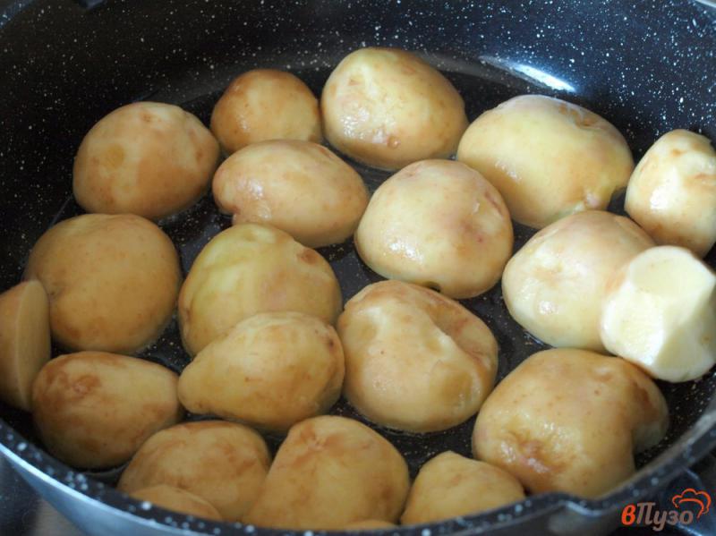 Фото приготовление рецепта: Молодой картофель тушёный со специями и сливочным маслом шаг №2