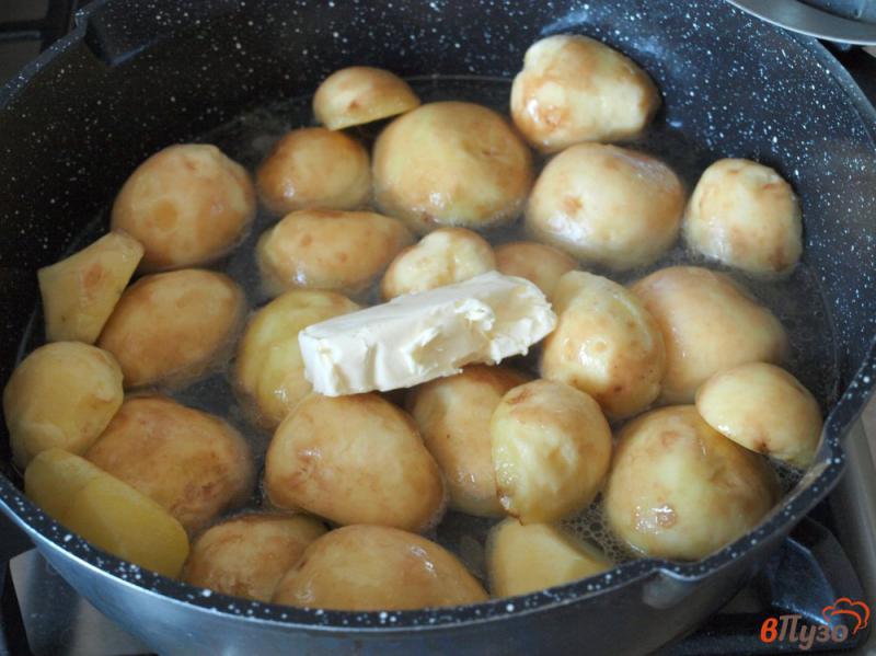 Фото приготовление рецепта: Молодой картофель тушёный со специями и сливочным маслом шаг №3