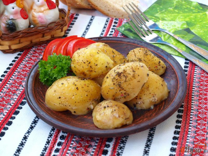 Фото приготовление рецепта: Молодой картофель тушёный со специями и сливочным маслом шаг №5