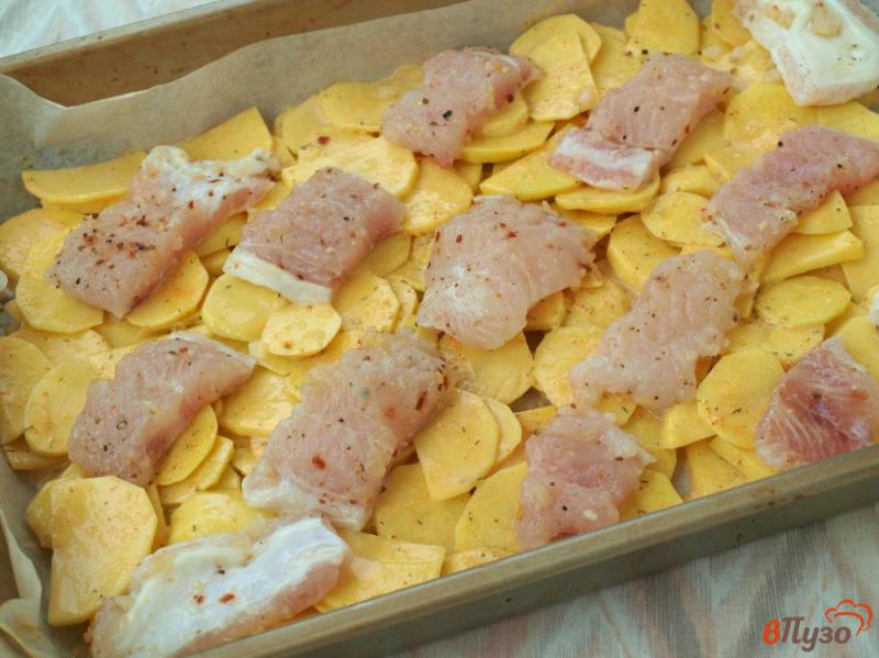 Фото приготовление рецепта: Филе пангасиуса с картофелем в духовке шаг №3