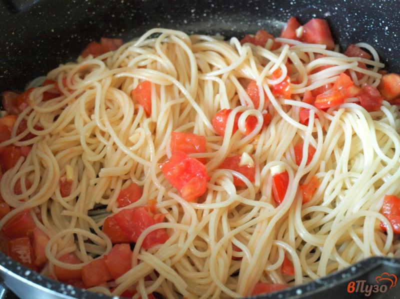 Фото приготовление рецепта: Спагетти с куриным филе и помидорами шаг №3