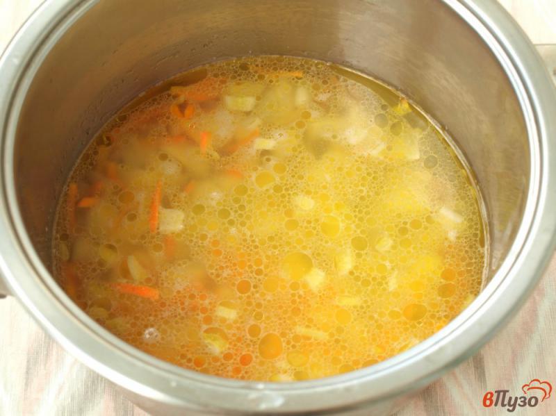 Фото приготовление рецепта: Суп с кабачками и помидорами шаг №2