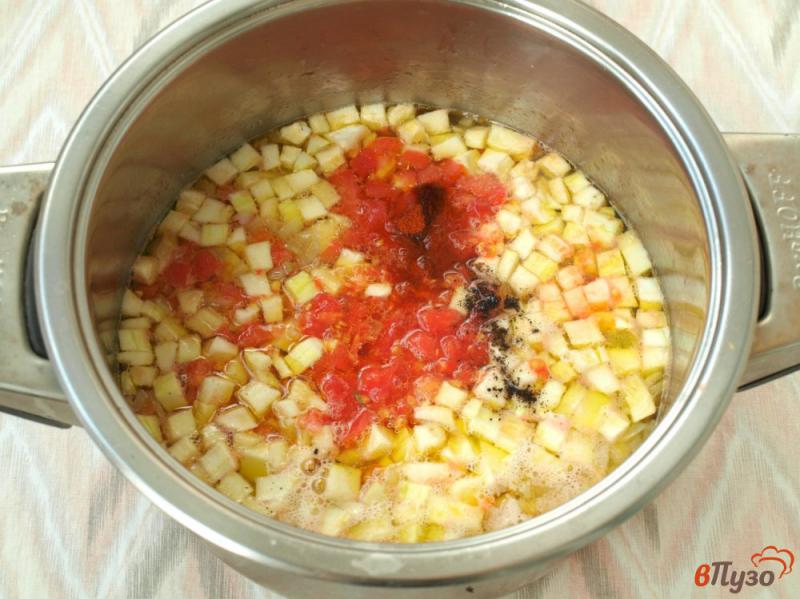 Фото приготовление рецепта: Суп с кабачками и помидорами шаг №4