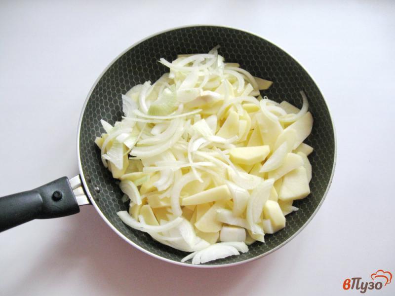 Фото приготовление рецепта: Картофель жареный с солеными грибами шаг №2