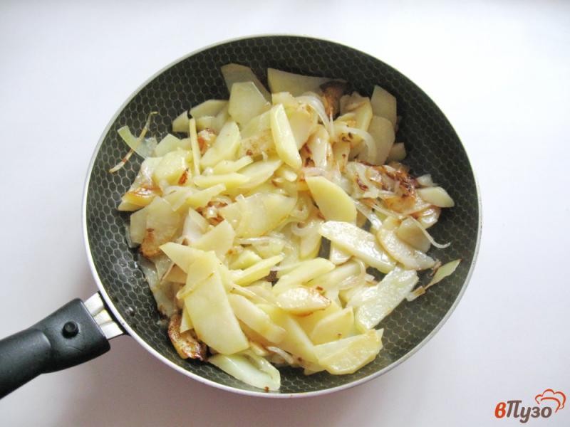 Фото приготовление рецепта: Картофель жареный с солеными грибами шаг №3