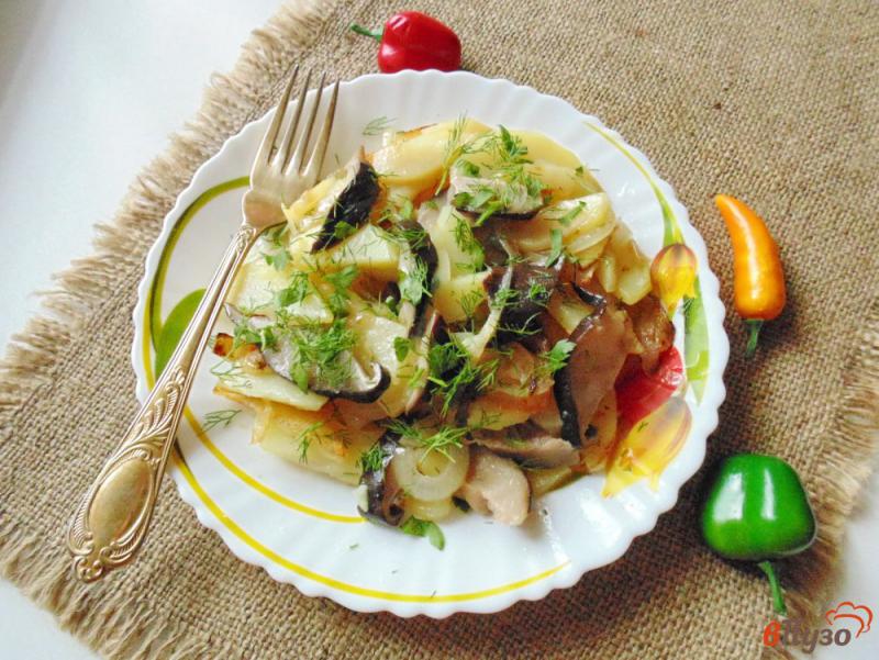 Фото приготовление рецепта: Картофель жареный с солеными грибами шаг №6
