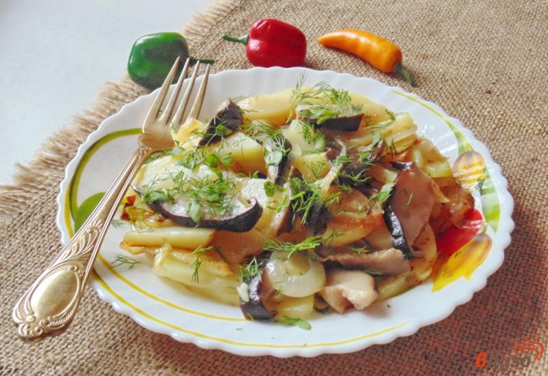 Фото приготовление рецепта: Картофель жареный с солеными грибами шаг №5