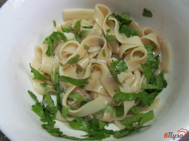 Фото приготовление рецепта: Салат из лапши с огурцом и редисом шаг №4