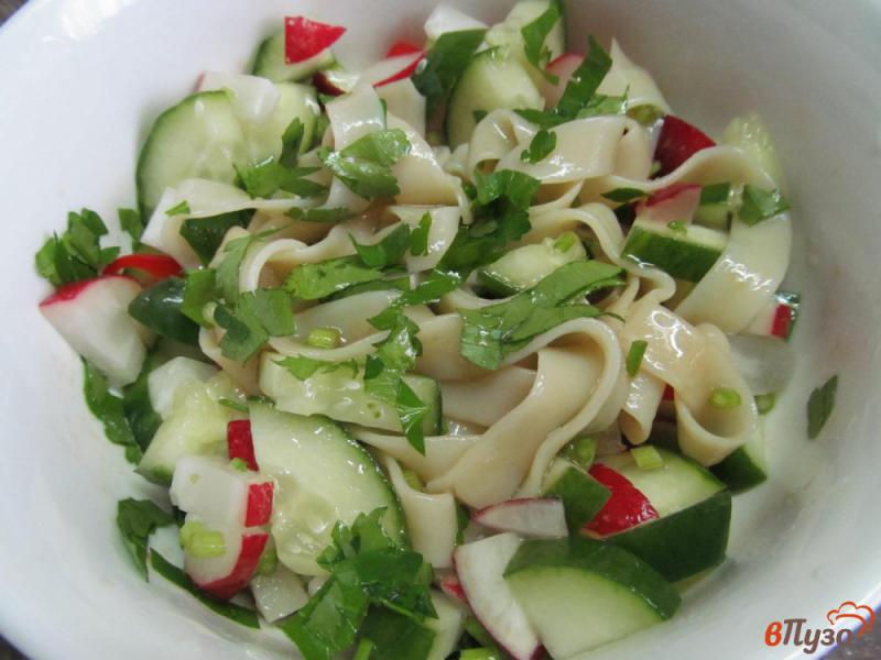 Фото приготовление рецепта: Салат из лапши с огурцом и редисом шаг №5