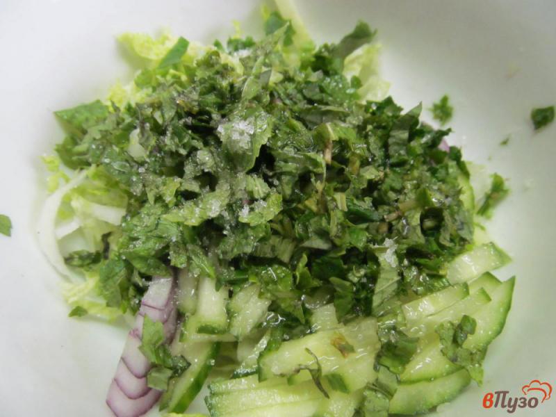 Фото приготовление рецепта: Салат из печени на лепешке шаг №2