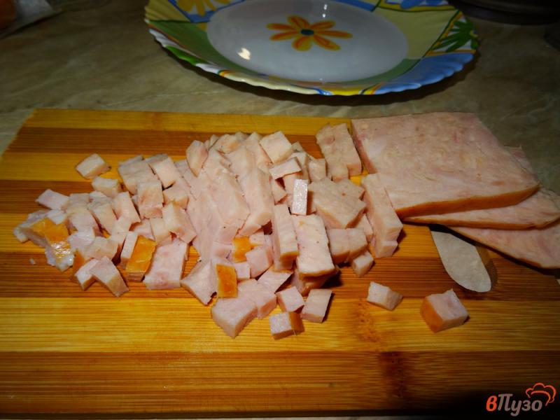 Фото приготовление рецепта: Слоеный салат с ветчиной шаг №1