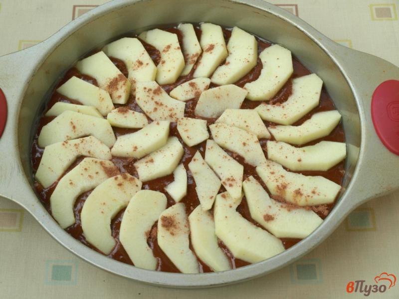 Фото приготовление рецепта: Быстрый яблочный пирог с какао шаг №5