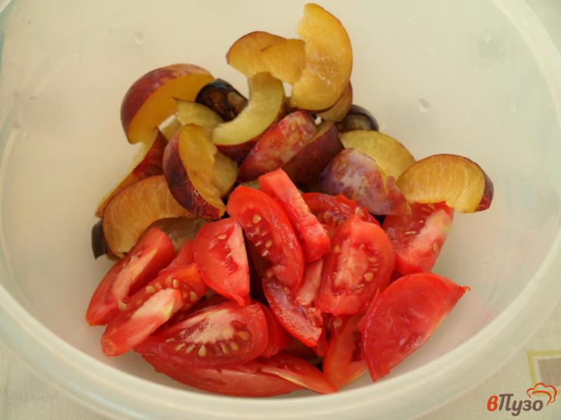 Фото приготовление рецепта: Салат с баклажанами, помидорами и сливами с горчичной заправкой шаг №3
