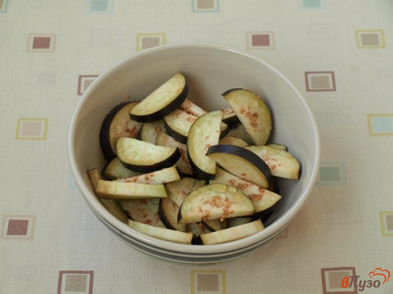 Фото приготовление рецепта: Салат с баклажанами, помидорами и сливами с горчичной заправкой шаг №1