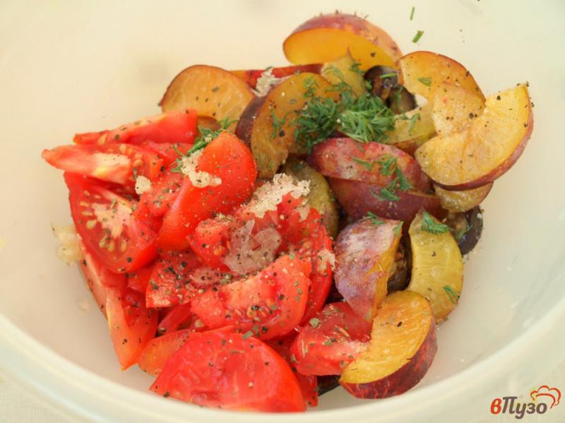 Фото приготовление рецепта: Салат с баклажанами, помидорами и сливами с горчичной заправкой шаг №5