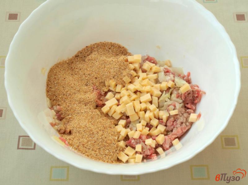 Фото приготовление рецепта: Сочные котлеты с сыром и жареным луком шаг №2