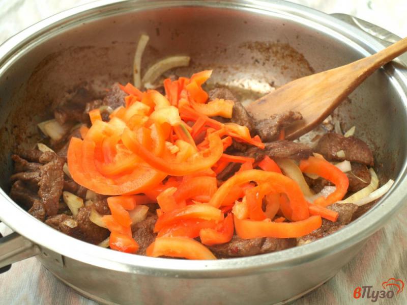 Фото приготовление рецепта: Говядина с овощами и томатами шаг №4