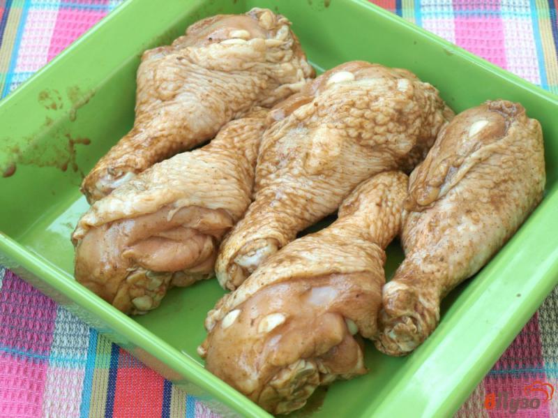 Фото приготовление рецепта: Куриные голени в маринаде с горчицей шпигованные чесноком шаг №3