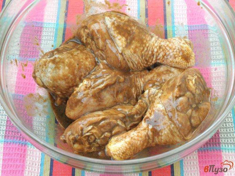 Фото приготовление рецепта: Куриные голени в маринаде с горчицей шпигованные чесноком шаг №2