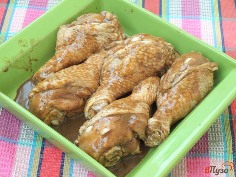 Фото приготовление рецепта: Куриные голени в маринаде с горчицей шпигованные чесноком шаг №4