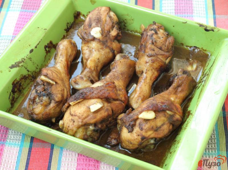 Фото приготовление рецепта: Куриные голени в маринаде с горчицей шпигованные чесноком шаг №5